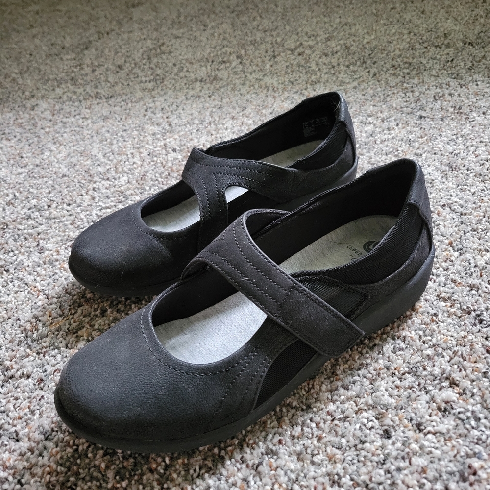 CLARKS-Cloud steppers cushion footed. Mary Janes. Velcro strap. Women size 7